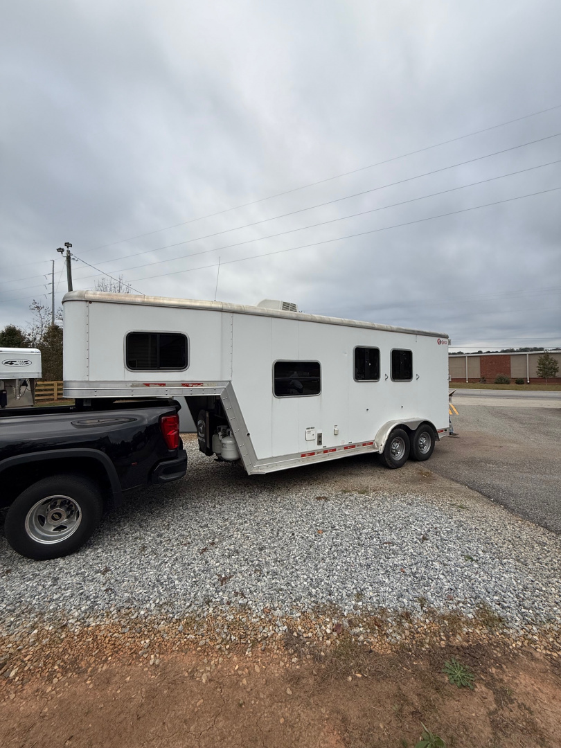 Consignment 2019 Kiefer Manufacturing Genesis 2H LQ Horse Trailer