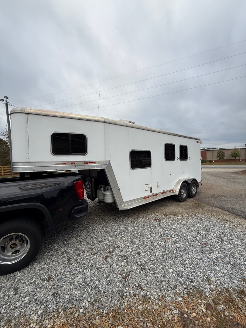 Consignment 2019 Kiefer Manufacturing Genesis 2H LQ Horse Trailer