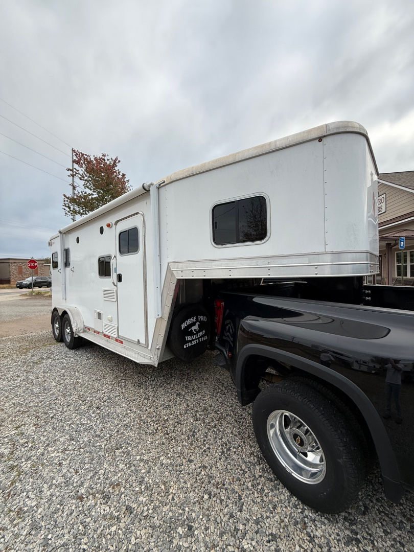 Consignment 2019 Kiefer Manufacturing Genesis 2H LQ Horse Trailer