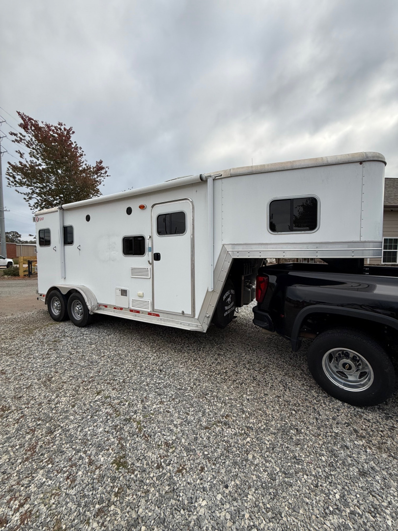 Consignment 2019 Kiefer Manufacturing Genesis 2H LQ Horse Trailer