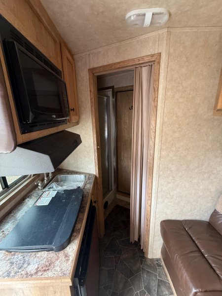 Consignment 2019 Kiefer Manufacturing Genesis 2H LQ Horse Trailer