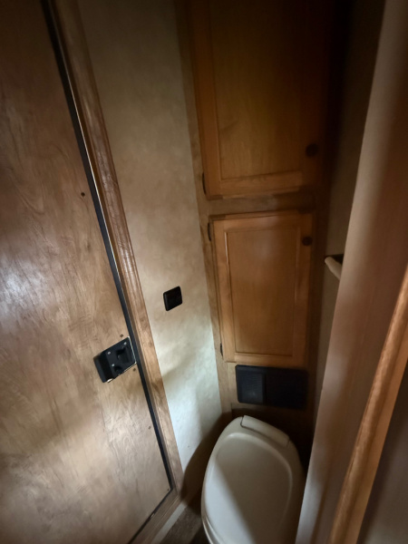 Consignment 2019 Kiefer Manufacturing Genesis 2H LQ Horse Trailer