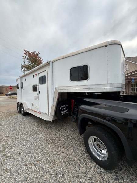 Consignment 2019 Kiefer Manufacturing Genesis 2H LQ Horse Trailer