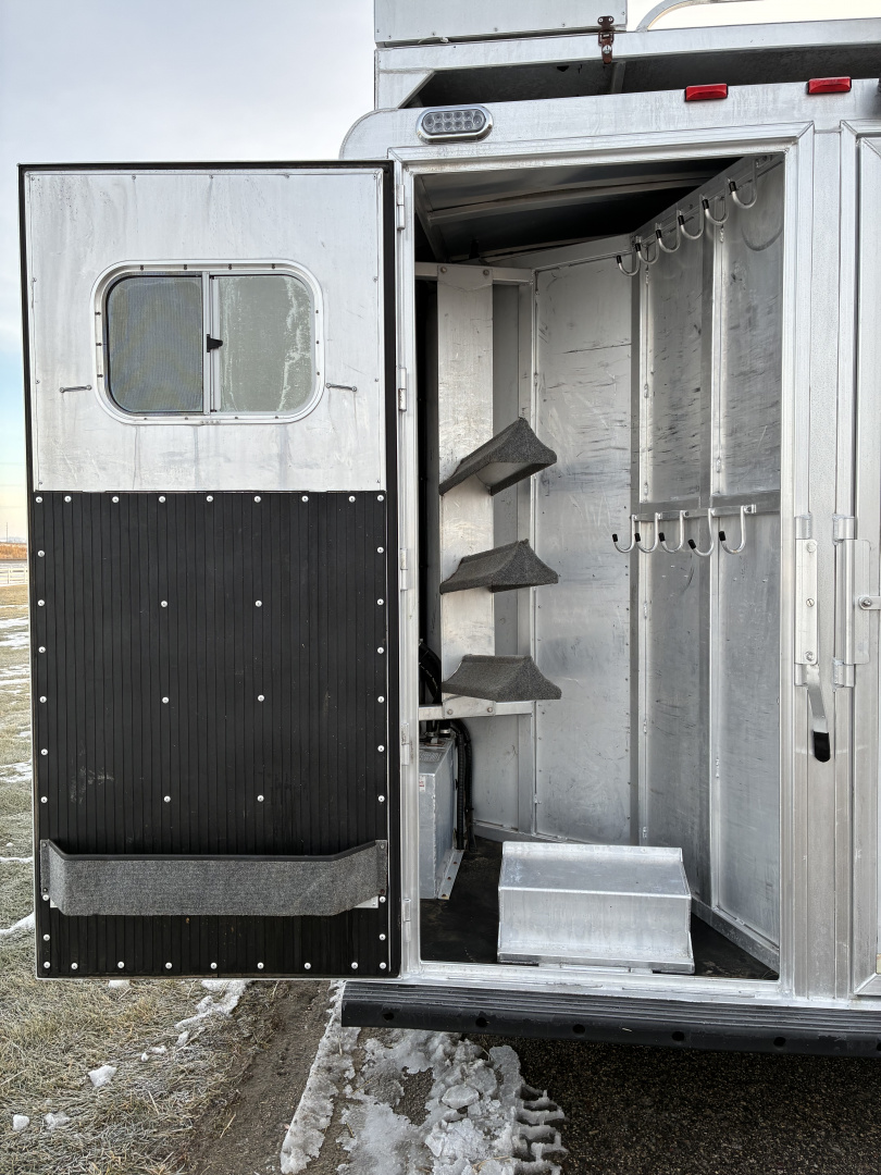 Used 2009 Platinum 3 Horse 10' Living Quarters Horse Trailer