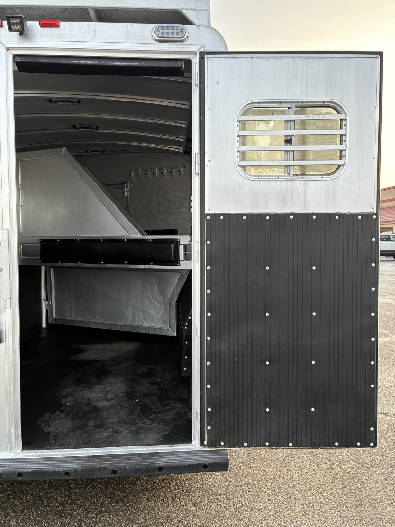 Used 2009 Platinum 3 Horse 10' Living Quarters Horse Trailer