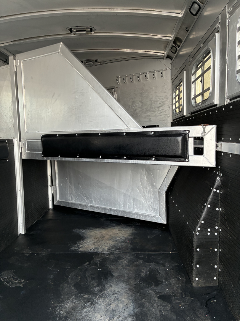 Used 2009 Platinum 3 Horse 10' Living Quarters Horse Trailer