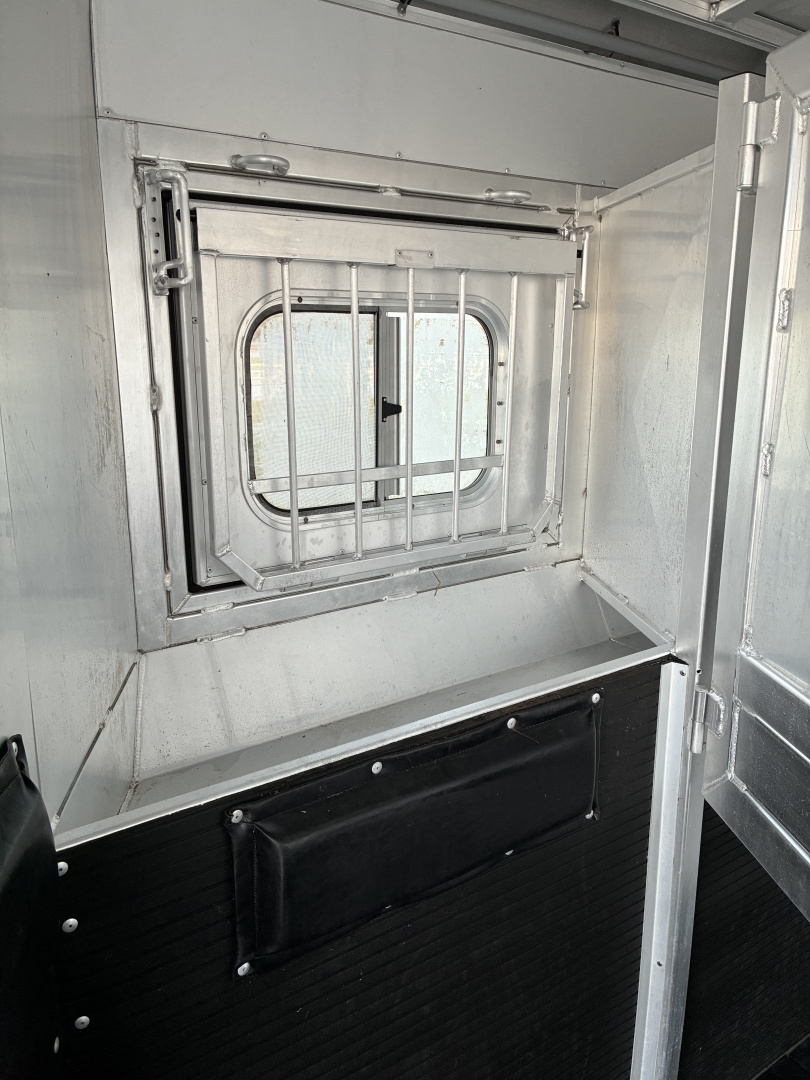 Used 2009 Platinum 3 Horse 10' Living Quarters Horse Trailer