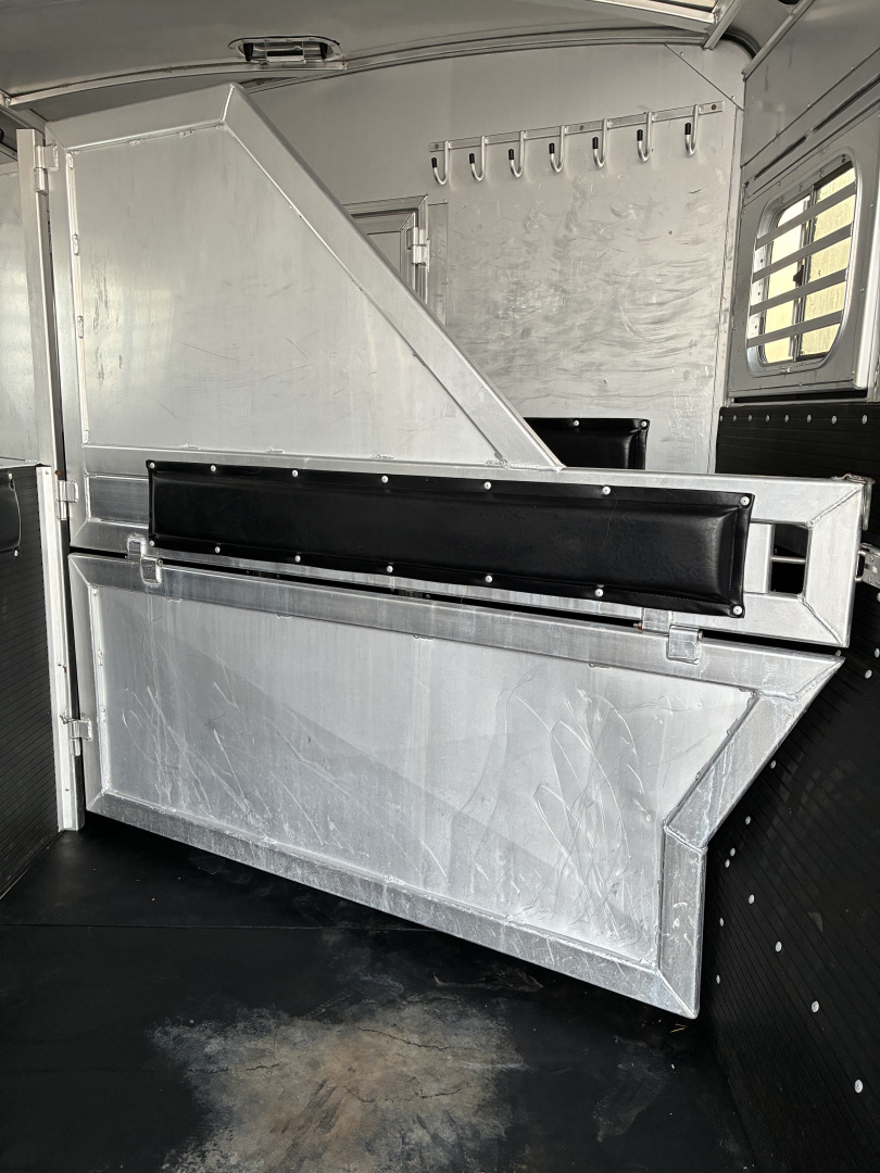 Used 2009 Platinum 3 Horse 10' Living Quarters Horse Trailer