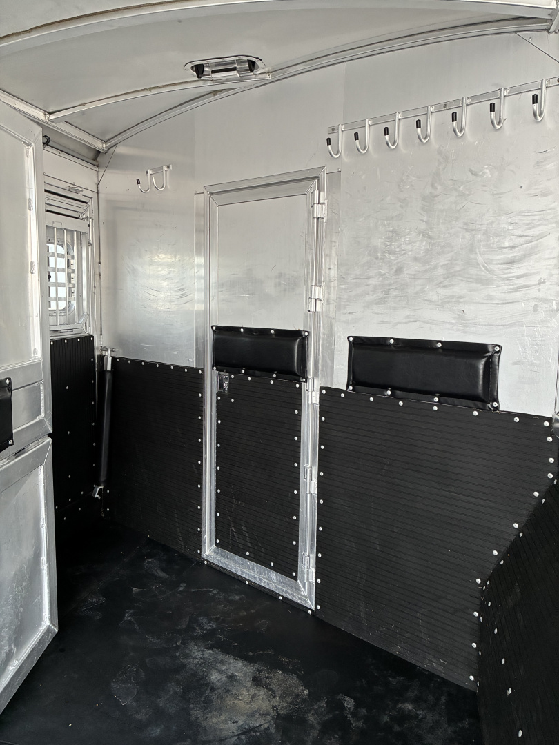 Used 2009 Platinum 3 Horse 10' Living Quarters Horse Trailer