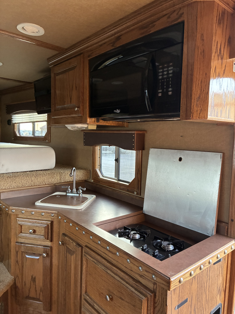 Used 2009 Platinum 3 Horse 10' Living Quarters Horse Trailer