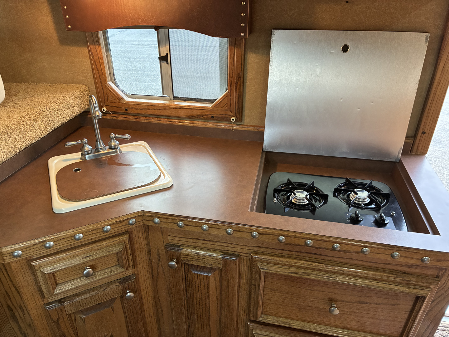 Used 2009 Platinum 3 Horse 10' Living Quarters Horse Trailer