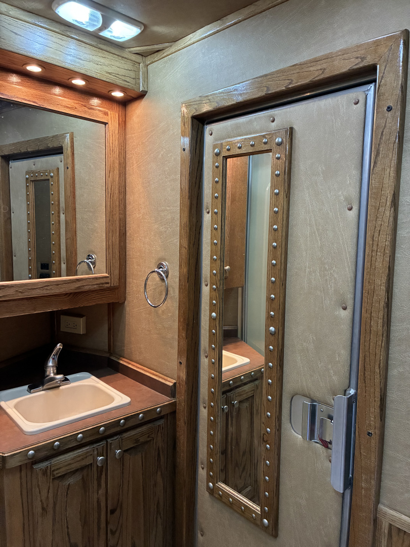 Used 2009 Platinum 3 Horse 10' Living Quarters Horse Trailer