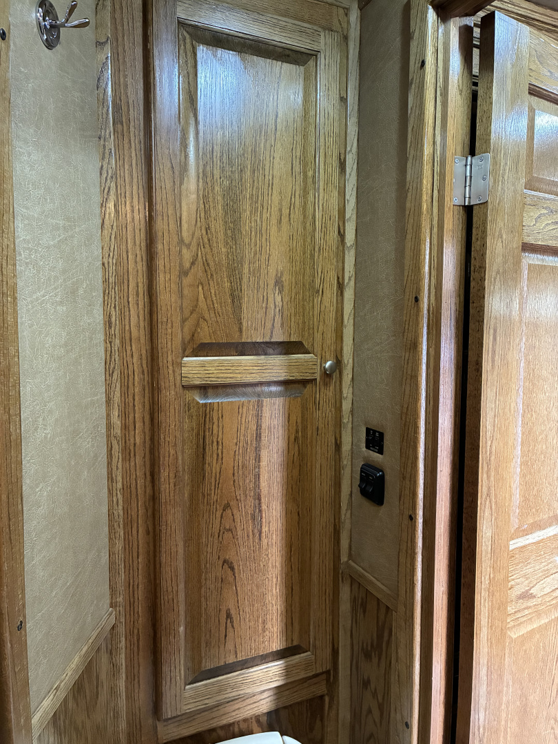 Used 2009 Platinum 3 Horse 10' Living Quarters Horse Trailer