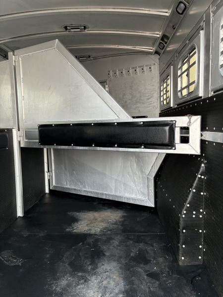 Used 2009 Platinum 3 Horse 10' Living Quarters Horse Trailer