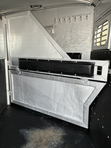 Used 2009 Platinum 3 Horse 10' Living Quarters Horse Trailer