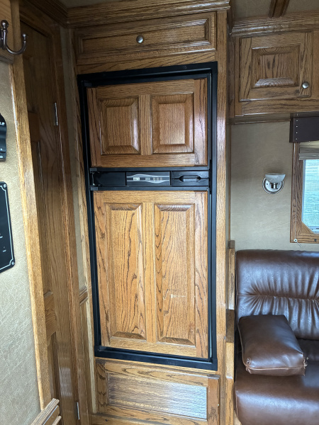 Used 2009 Platinum 3 Horse 10' Living Quarters Horse Trailer