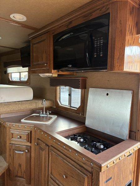 Used 2009 Platinum 3 Horse 10' Living Quarters Horse Trailer