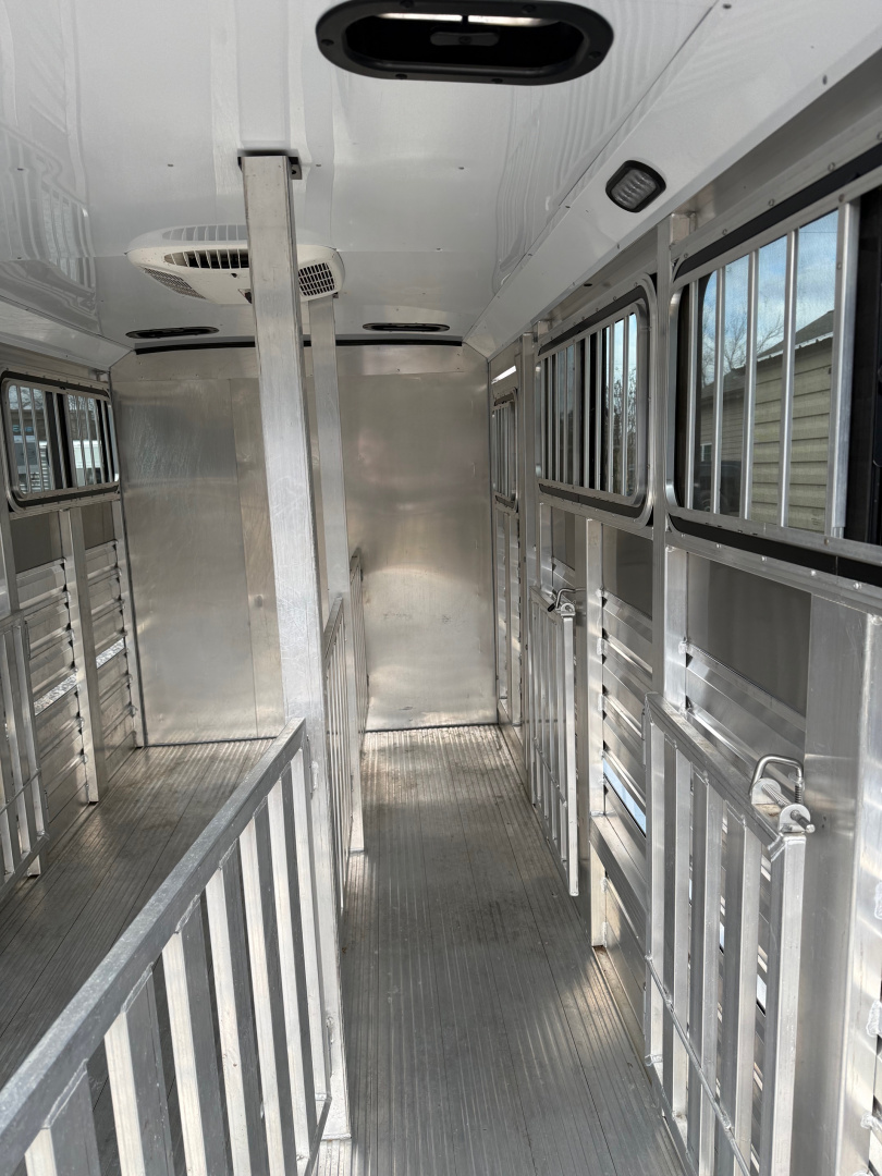 Consignment 2023 Exiss Trailers Exhibitor Mini Combo 615W BP Windows Horse Trailer