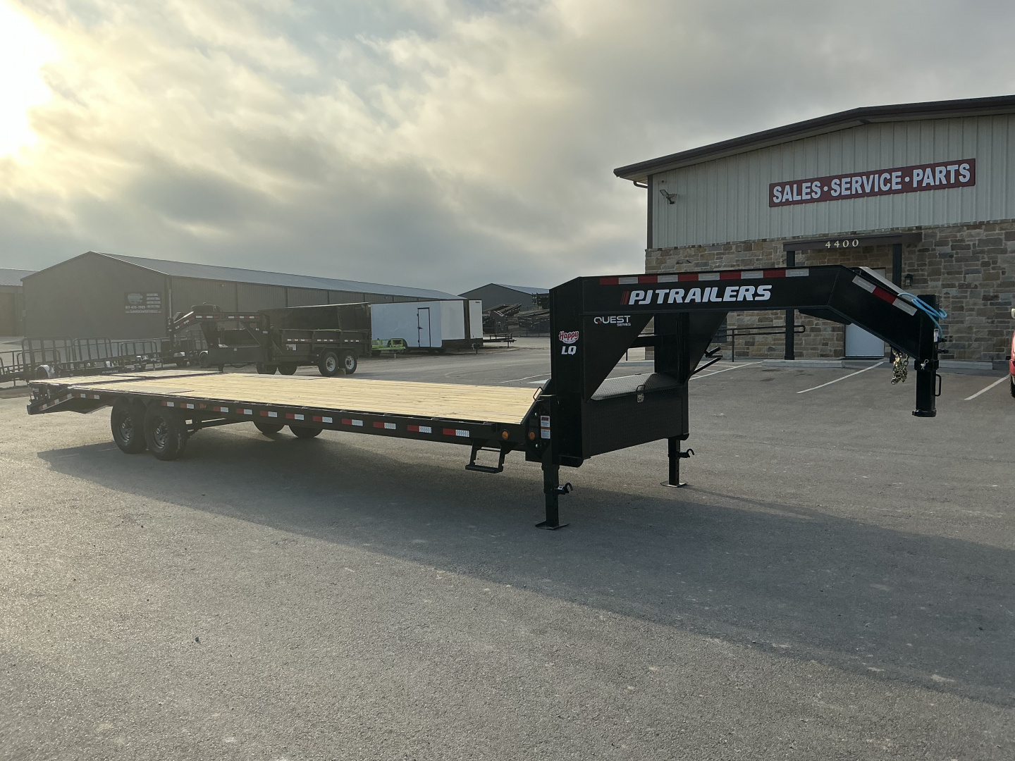 New 2026 PJ 102”x32’ Quest Gooseneck Flatbed w/ Singles – LQ