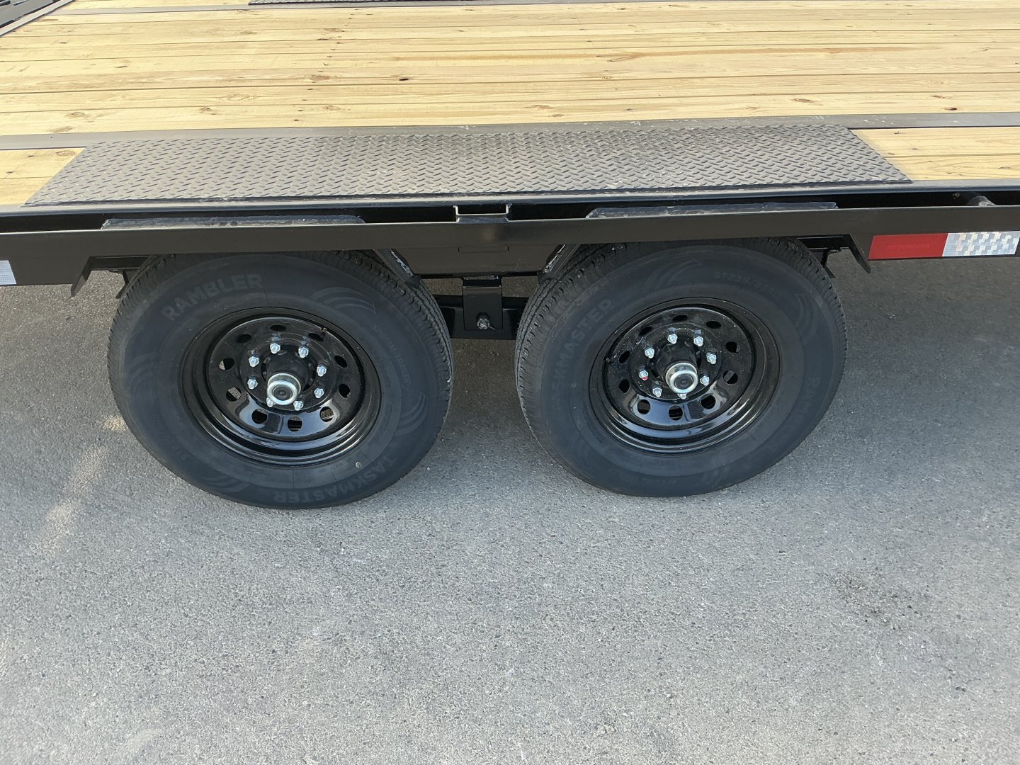 New 2026 PJ 102”x32’ Quest Gooseneck Flatbed w/ Singles – LQ