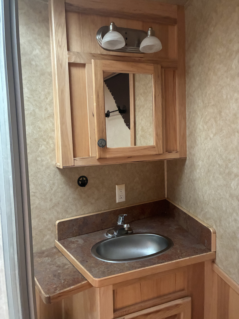 Used 2007 Featherlite 4 Horse 12' Living Quarters Horse Trailer