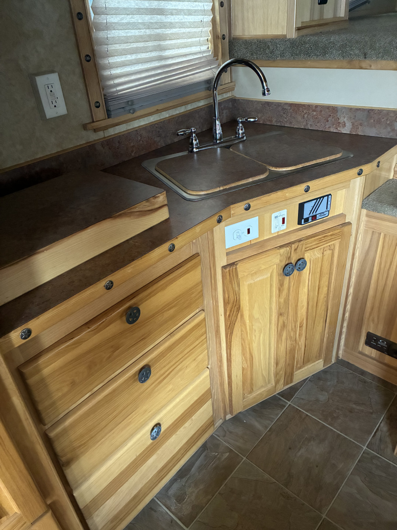 Used 2007 Featherlite 4 Horse 12' Living Quarters Horse Trailer