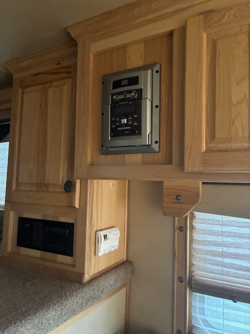 Used 2007 Featherlite 4 Horse 12' Living Quarters Horse Trailer