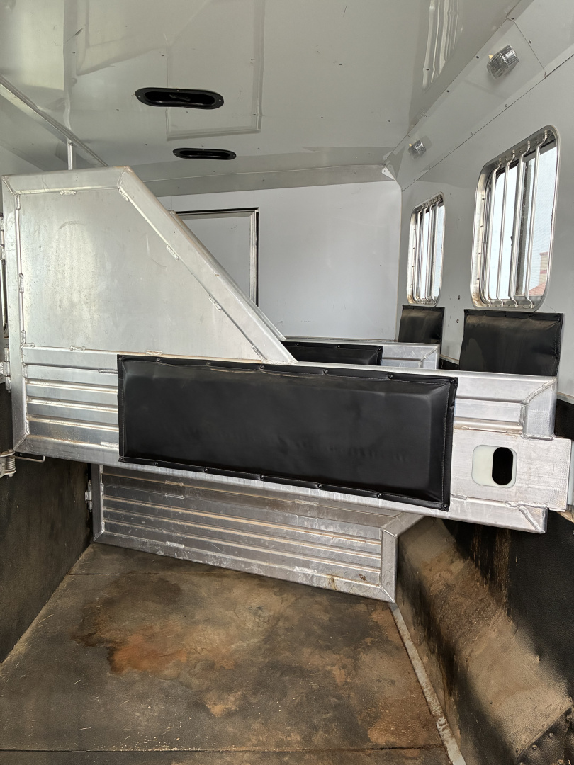 Used 2007 Featherlite 4 Horse 12' Living Quarters Horse Trailer