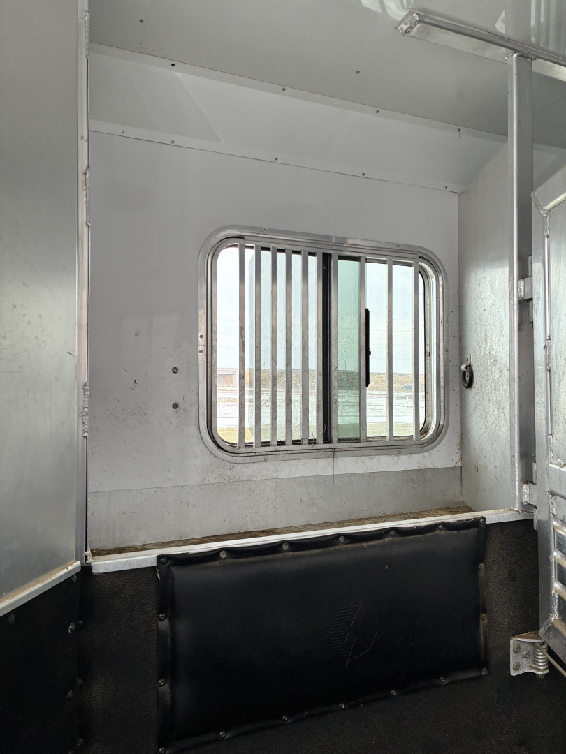 Used 2007 Featherlite 4 Horse 12' Living Quarters Horse Trailer