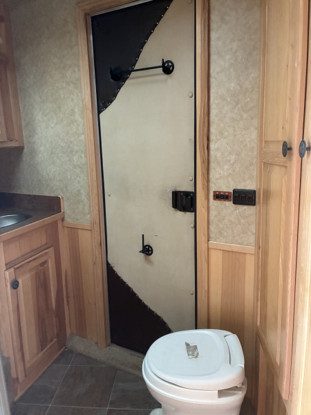 Used 2007 Featherlite 4 Horse 12' Living Quarters Horse Trailer