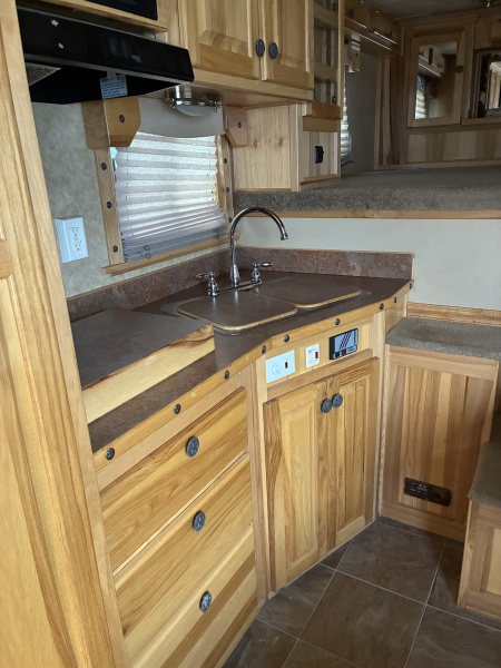 Used 2007 Featherlite 4 Horse 12' Living Quarters Horse Trailer