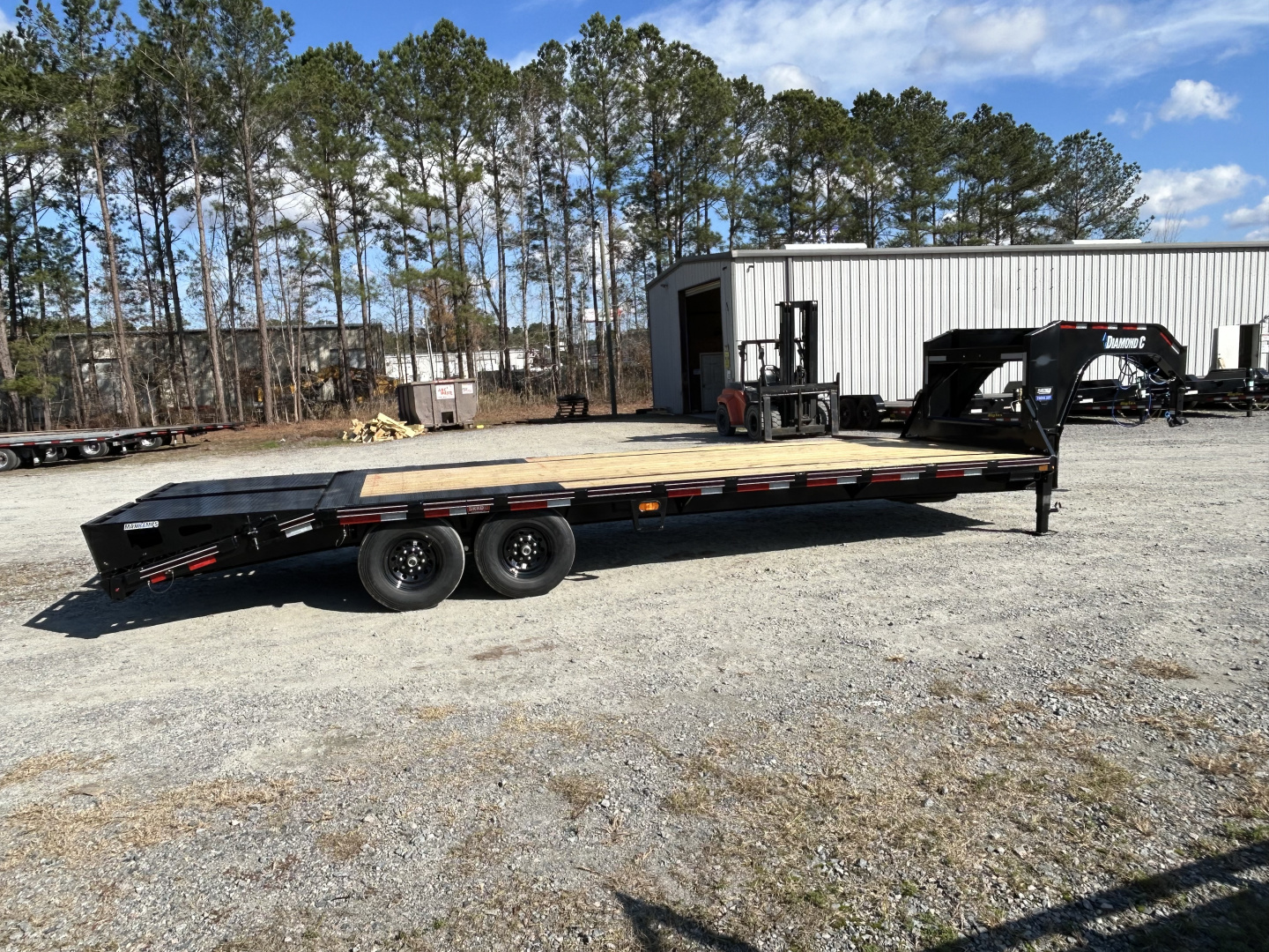 New 2026 Diamond C FMAX207 GOOSENECK TRAILER 20+5 MAX TRAMPS 14 PLY TIRES