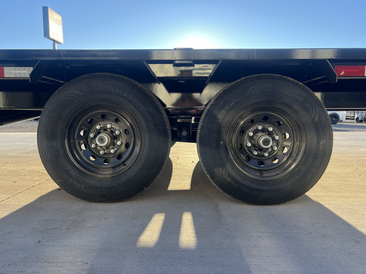 New 2026 PJ 102”x32’ Quest Gooseneck Flatbed w/ Singles – LQ