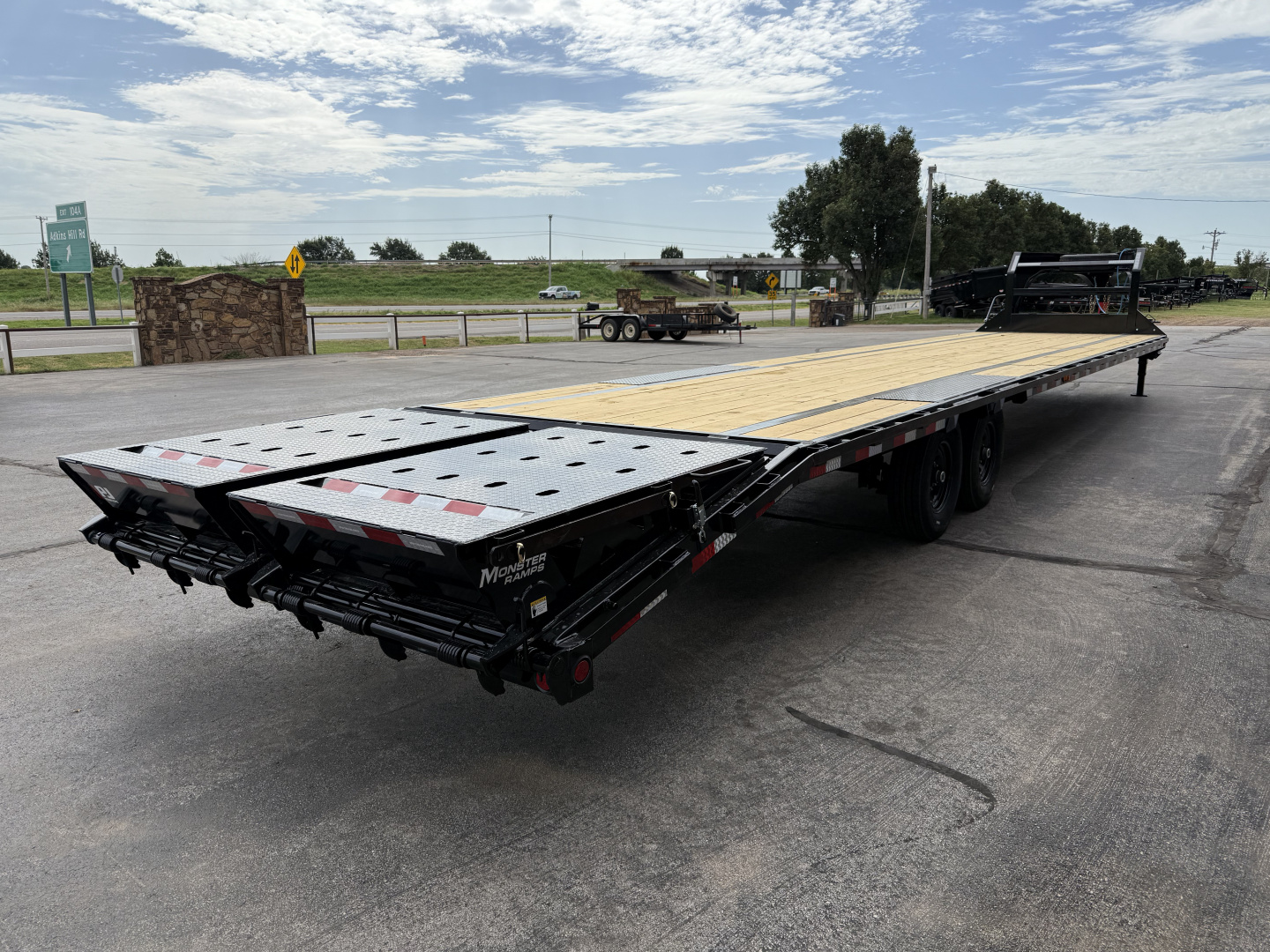 New 2026 PJ 102"x40' GN Low-Pro Flatbed w/ Singles - LS
