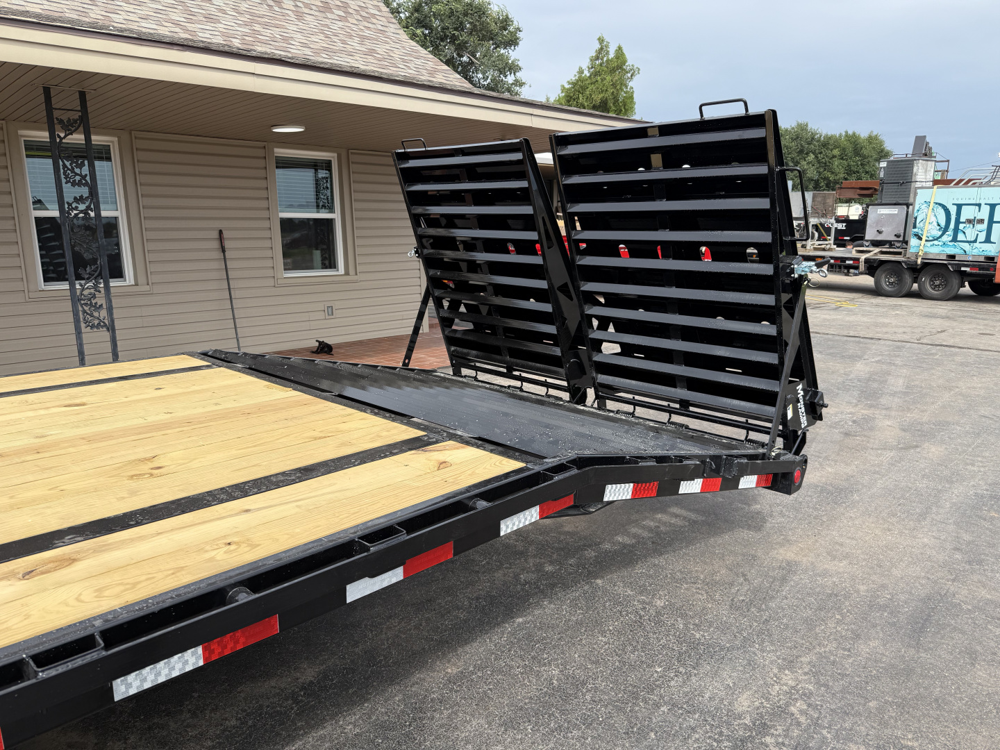 New 2026 PJ 102"x40' GN Low-Pro Flatbed w/ Singles - LS