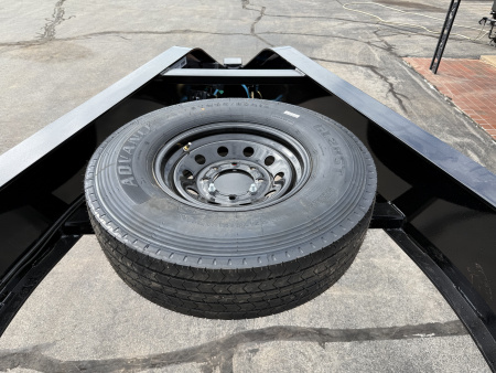 New 2026 PJ 102"x40' GN Low-Pro Flatbed w/ Singles - LS