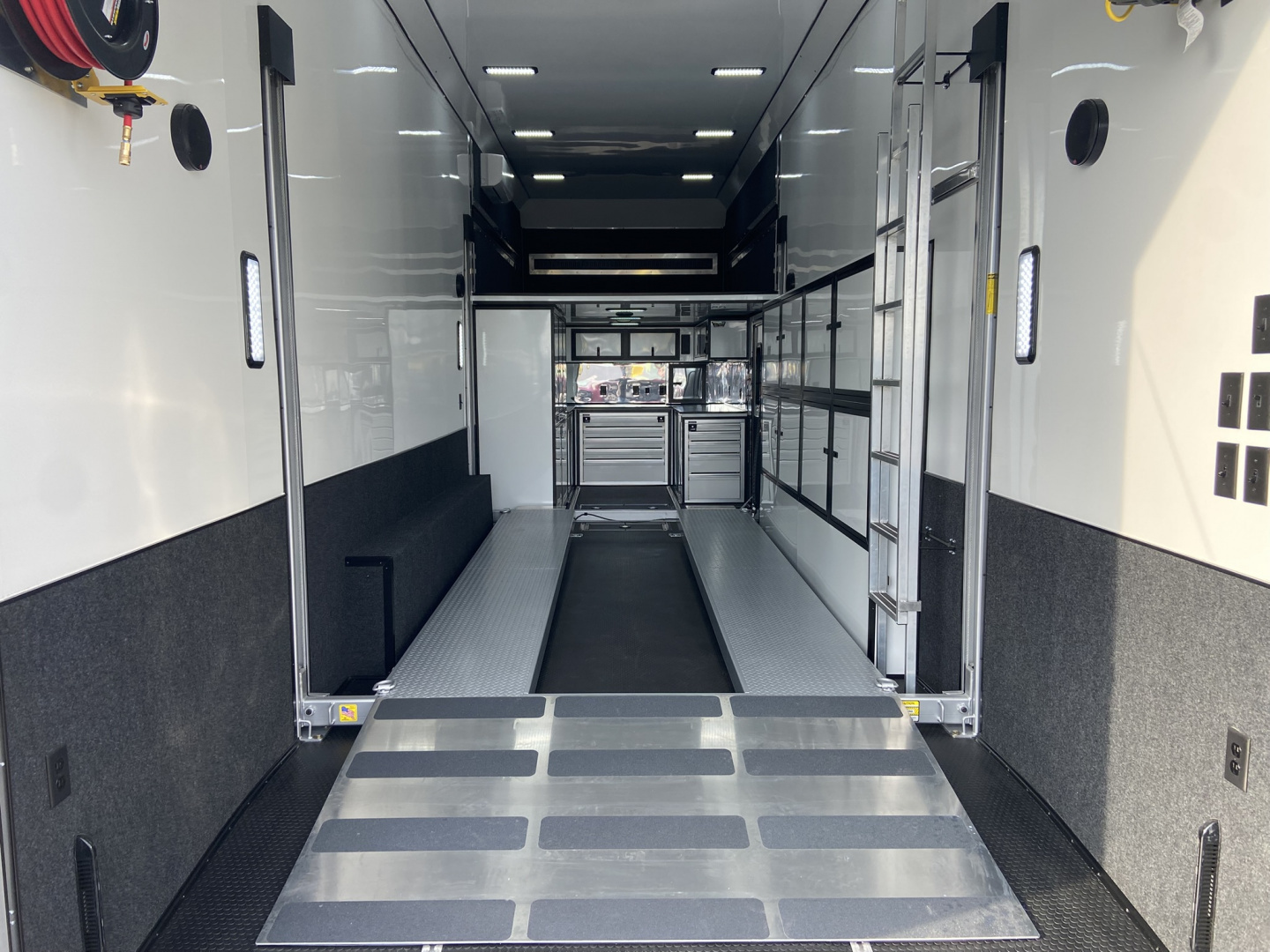 New United 34' 14k Air Ride Stacker