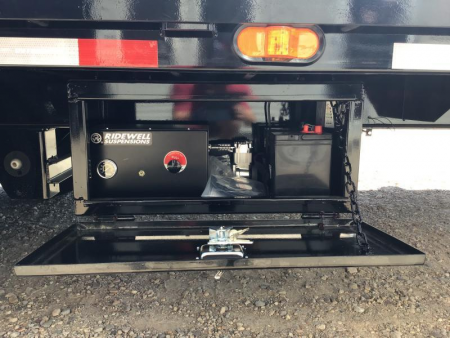 New 2026 PJ 102"x40' GN Low-Pro Air-Ride Flatbed w/ Duals - LD