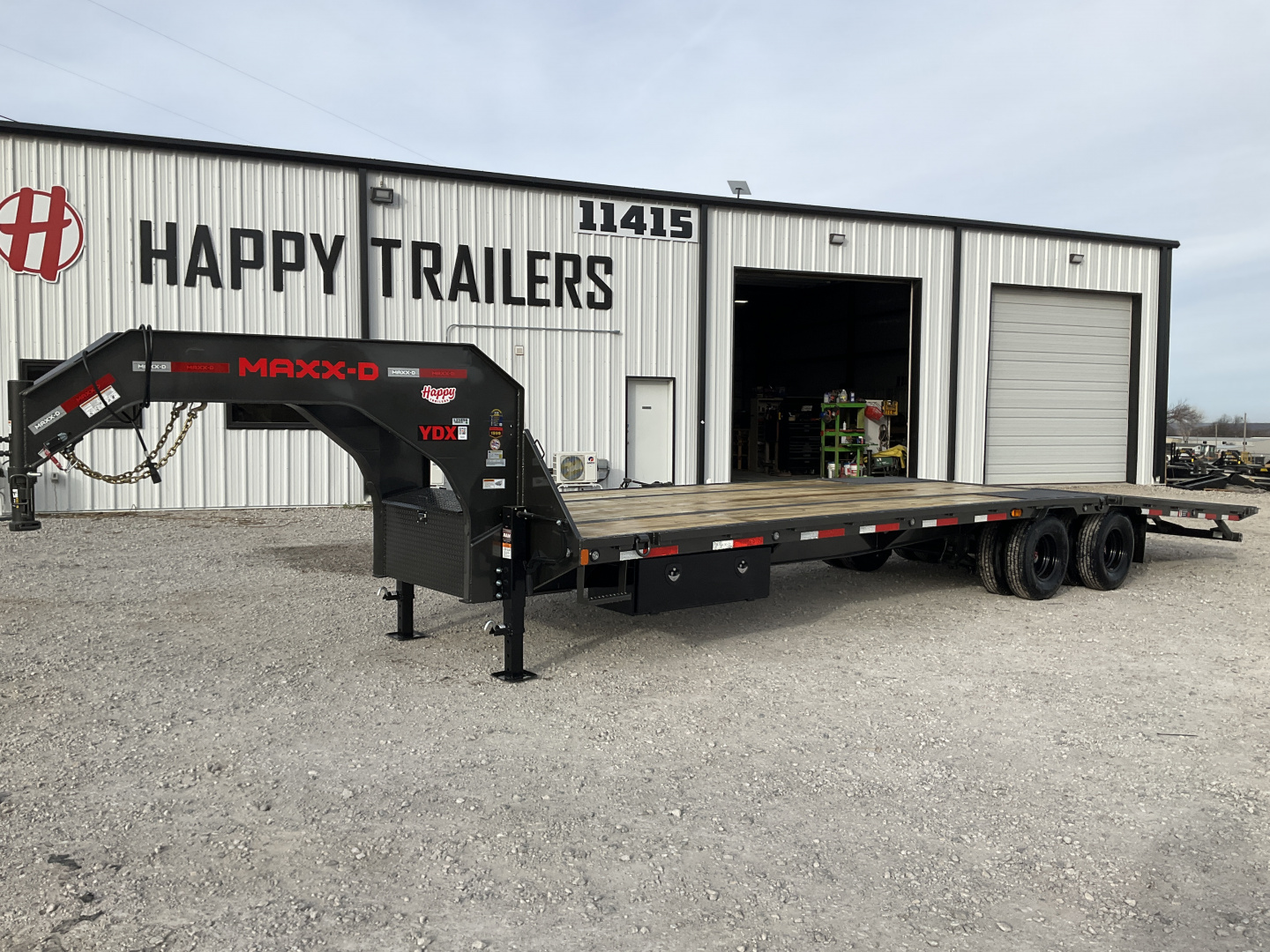 New 2026 MAXX-D 102”x32’ Gooseneck Hydraulic Dovetail Flatbed w/ Duals – YDX