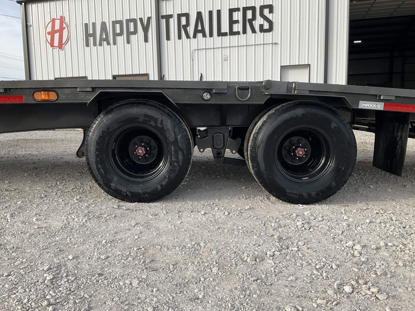 New 2026 MAXX-D 102”x32’ Gooseneck Hydraulic Dovetail Flatbed w/ Duals – YDX