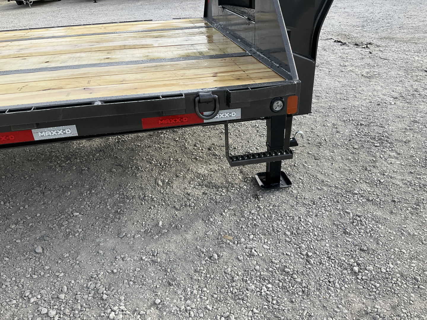 New 2026 MAXX-D 102”x32’ Gooseneck Hydraulic Dovetail Flatbed w/ Duals – YDX