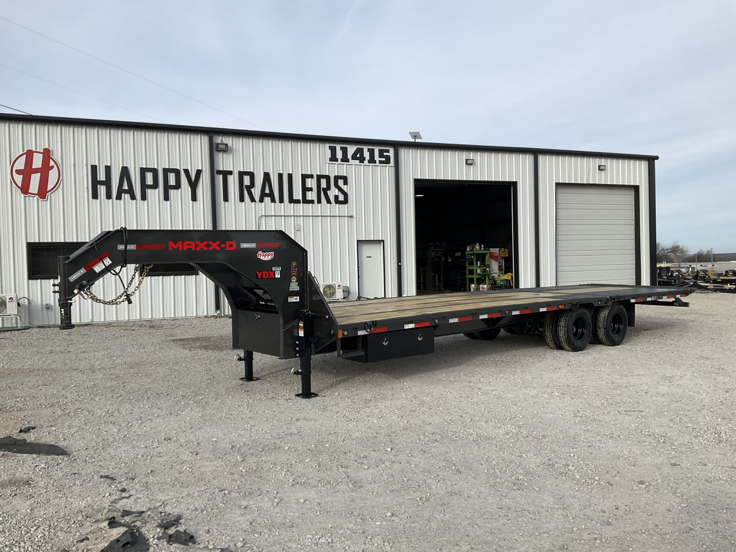 New 2026 MAXX-D 102”x32’ Gooseneck Hydraulic Dovetail Flatbed w/ Duals – YDX