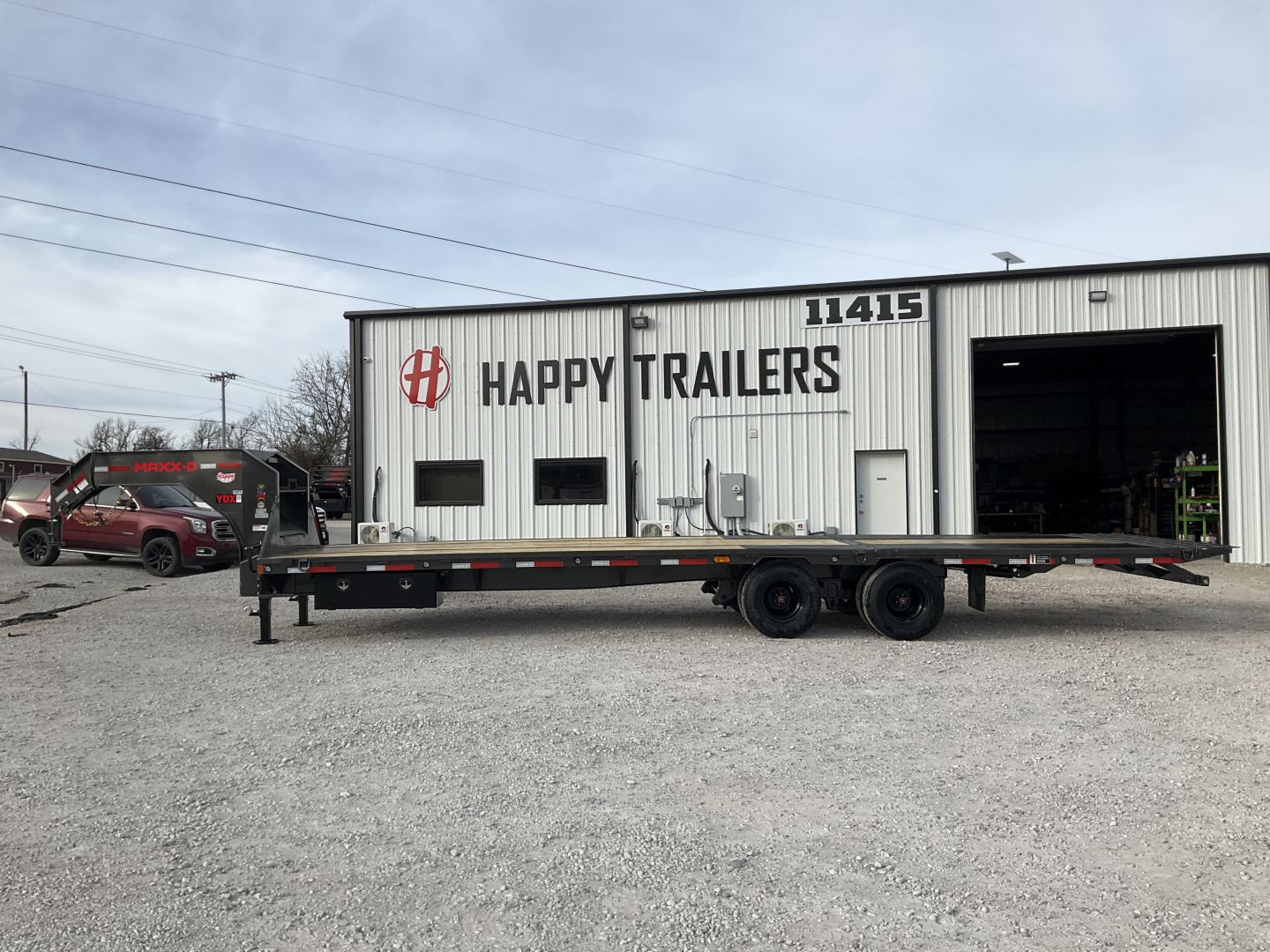 New 2026 MAXX-D 102”x32’ Gooseneck Hydraulic Dovetail Flatbed w/ Duals – YDX