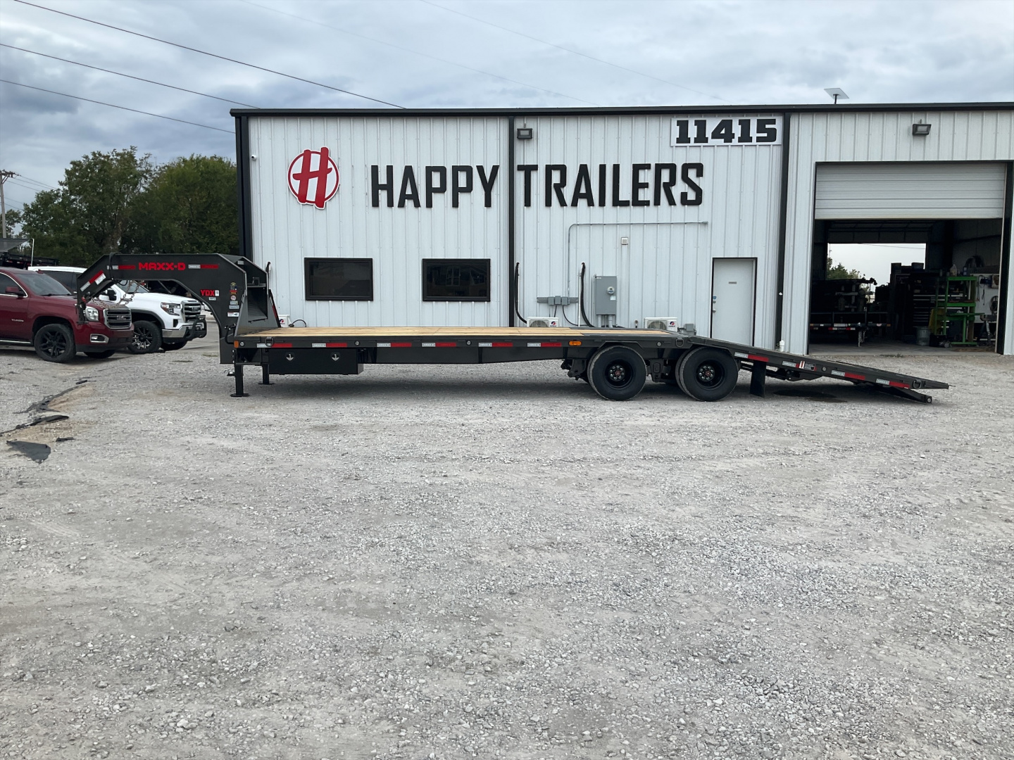 New 2026 MAXX-D 102”x32’ Gooseneck Hydraulic Dovetail Flatbed w/ Duals – YDX