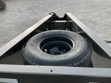 New 2026 MAXX-D 102”x32’ Gooseneck Hydraulic Dovetail Flatbed w/ Duals – YDX