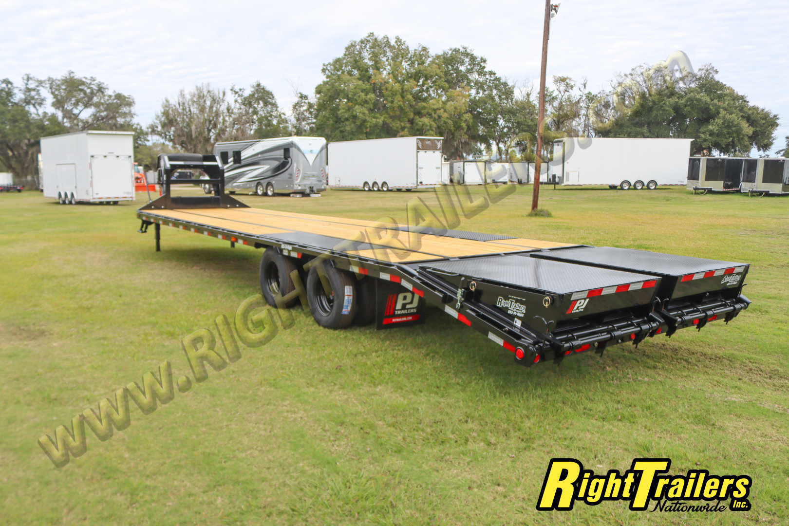 New 2026 8.5X35 PJ GOOGSENECK EQUIPMENT TRAILER
