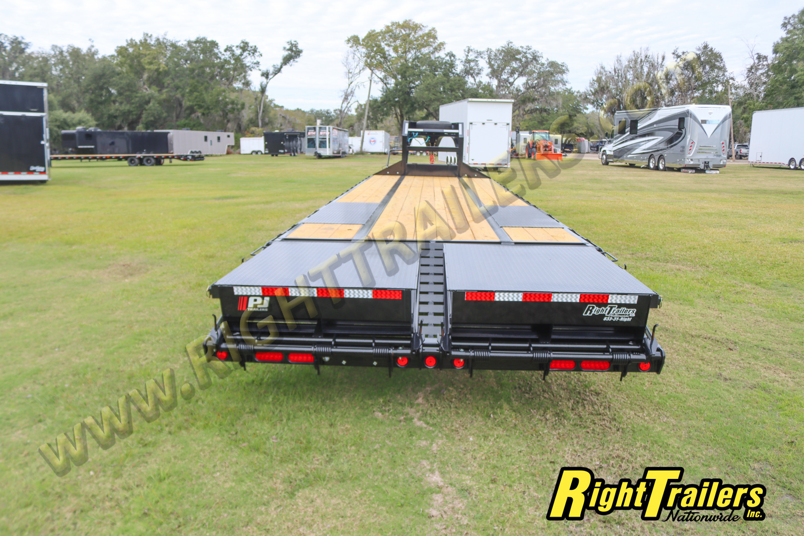 New 2026 8.5X35 PJ GOOGSENECK EQUIPMENT TRAILER