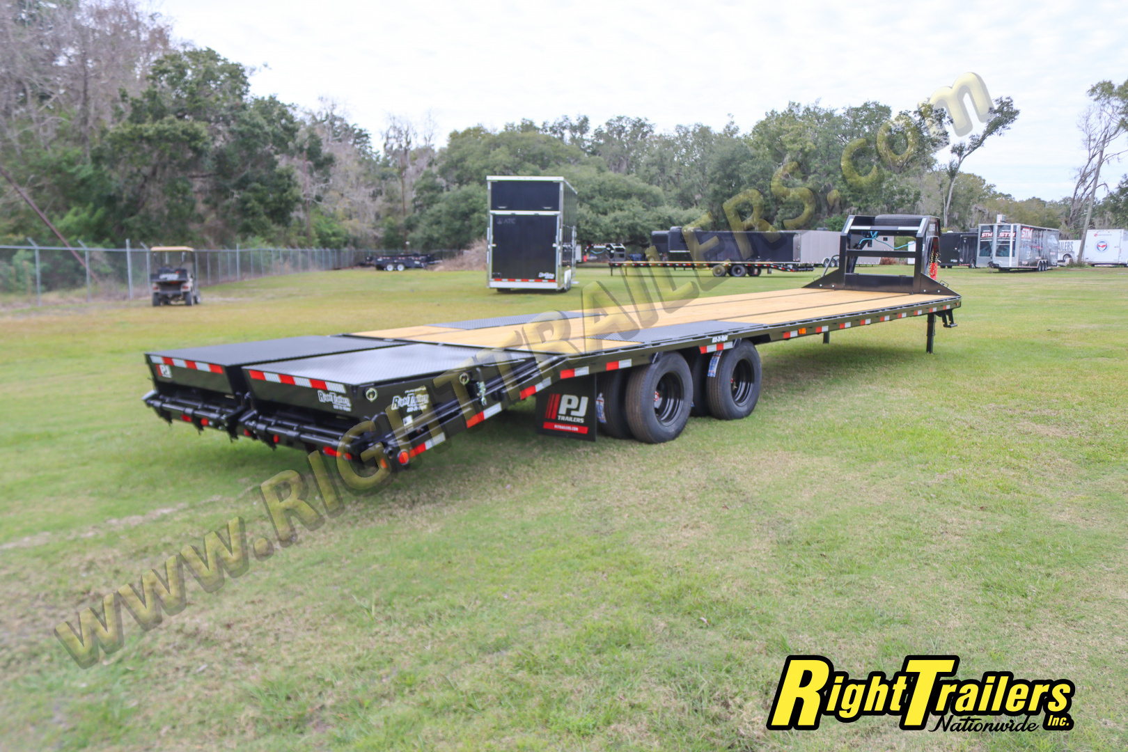 New 2026 8.5X35 PJ GOOGSENECK EQUIPMENT TRAILER