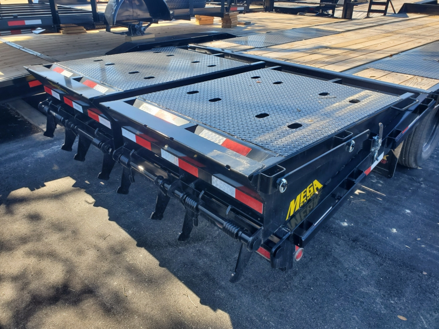 New 2026 Big Tex Trailers 8.5X25(20+5) 22GN DECKOVER WITH DOVETAIL MEGA RAMPS DUALLY TIRE