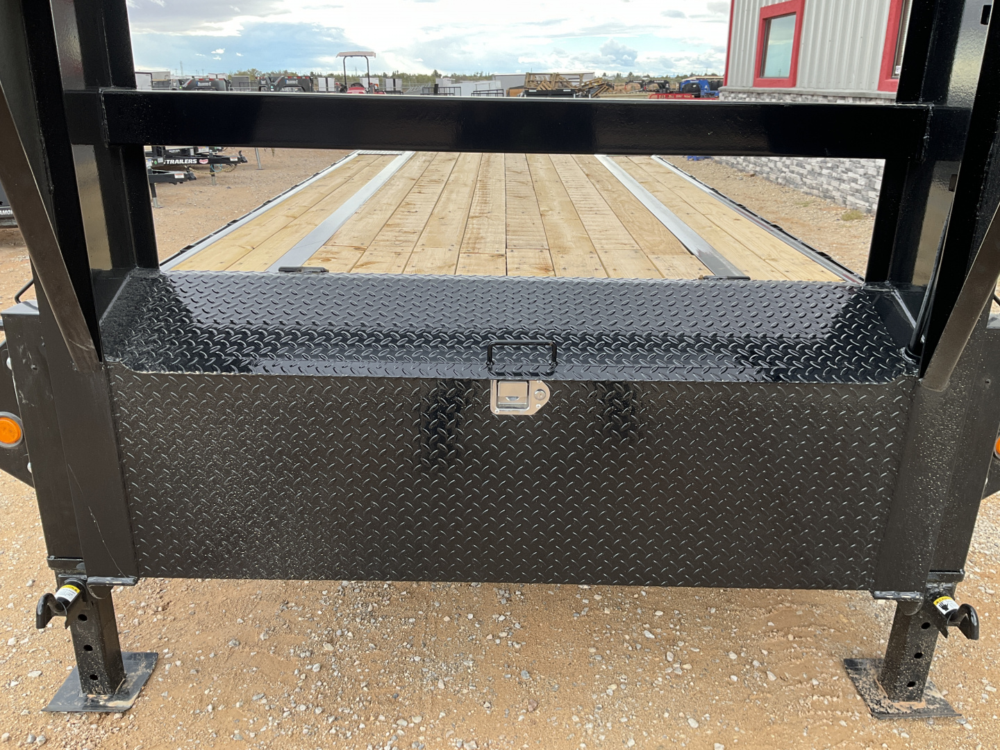 New 2026 PJ 102”x32’ Quest Gooseneck Flatbed w/ Singles – LQ